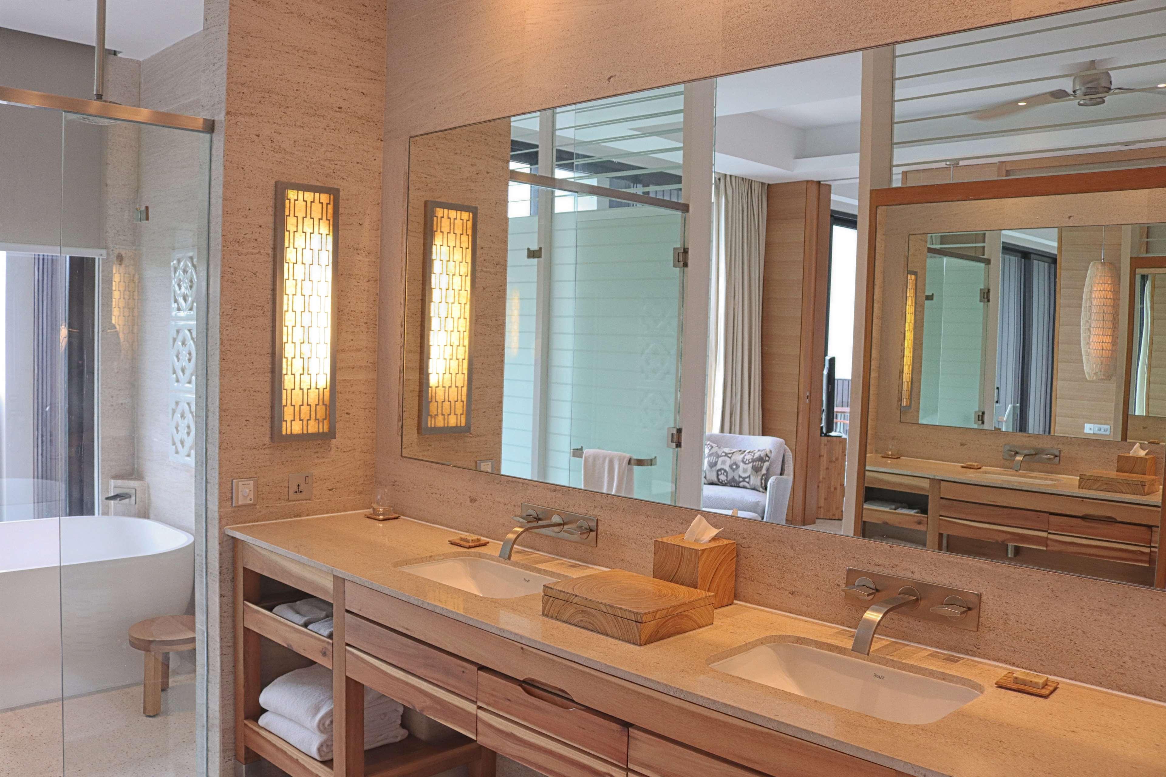 Hyatt Regency And 5*